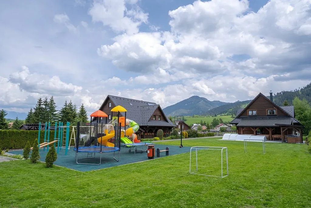 Drevenica 1 — Exteriérové vybavenie
